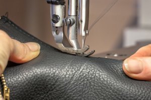 Corte e costura de bolsas de couro sintético