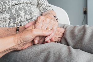 Cuidados humanos básicos da pessoa idosa 